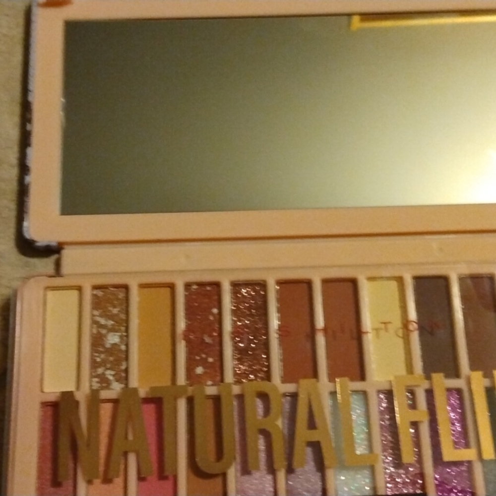 Paris Hilton Eyeshadows Kit - Picture 6 of 11